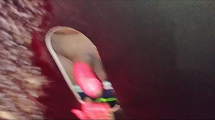 Esposa realiza fetiche de fuder com desconhecidos na cabine da festa de swing para o corno assistir