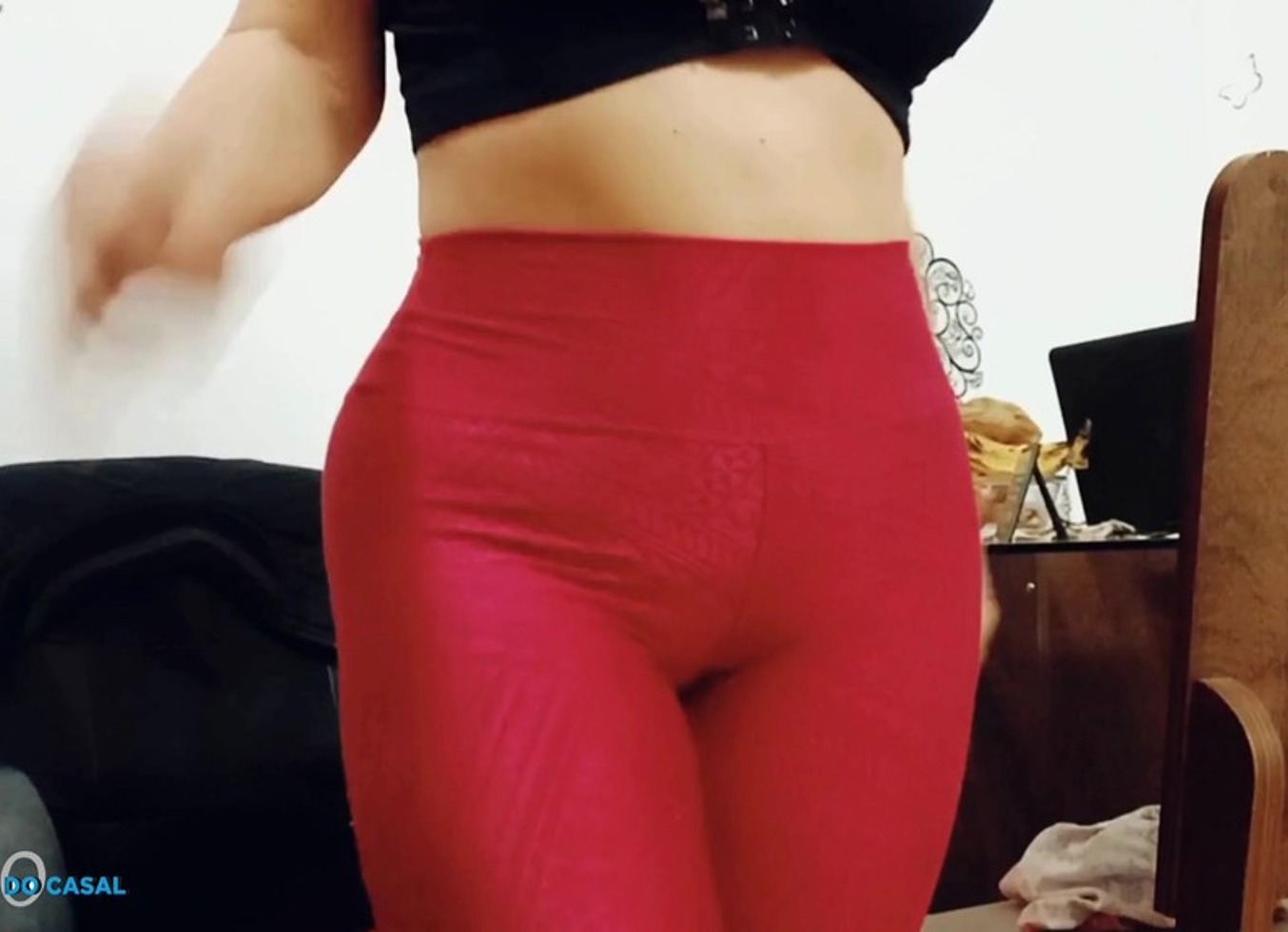 He Took Advantage of the Fact That His Client Came to His House to Solve Problems and Ended Up Inviting the Naughty Girl to Watch a Movie, but His Intention Was to Fuck the Hot Girl, Check Out This Pr