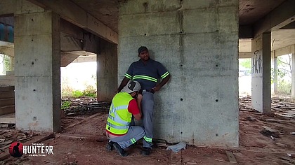 Operario gosta de dar para os colegas da obra todo dia no final do expediente pra voltar leitado