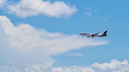 FODI O COMISSARIO DE BORDO JUNTO COM MEU COLEGA DE QUARTO.
