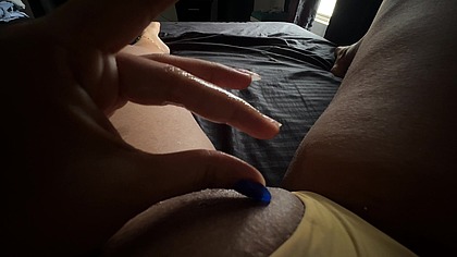 me fascina ser una perrita caliente y follarme duro en la ventana para que alguien pueda verme eso me pone muy cachonda