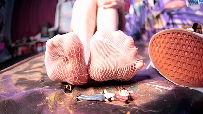 Giganta dominando escravo de pes - Giantess Dominates Foot Slave