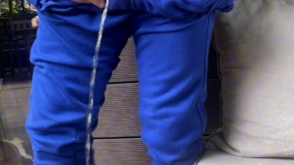 guy filmed pissing in a glass (in front of his flatmate) (Biflatmate) guy filmed pissing in a glass (in front of his flatmate) (Biflatmate)