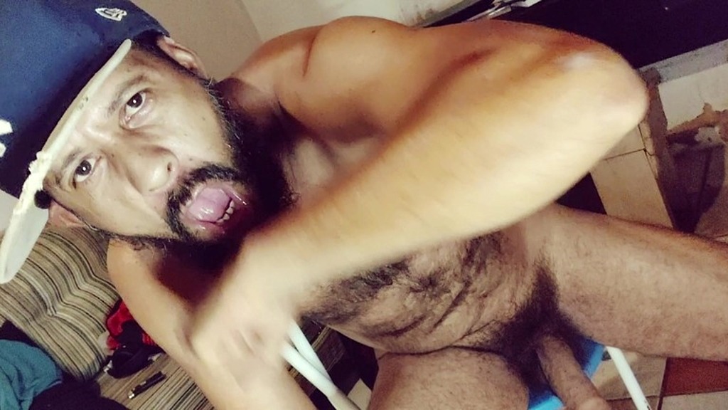 hairy guy smoking (MasterPiss) hairy guy smoking (MasterPiss)
