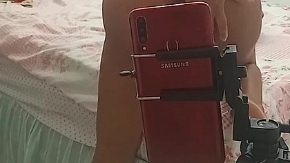 Flagrei minha enteada se exibindo para desconhecidos em troca de dinheiro