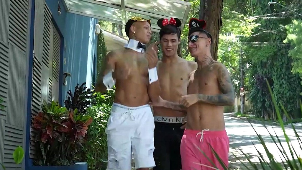 dp com os amigos depois de pular carnaval (Lucas Ferrari, Pedro Fontes, Gabriel Torres) dp com os amigos depois de pular carnaval (Lucas Ferrari, Pedro Fontes, Gabriel Torres)