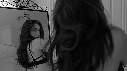 SOLO FINGERING – Soft touch.