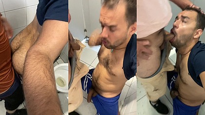 SERVI COM MUITO TESAO DOIS MACHOS ATIVOS E BEM DELICINHA NO WC.