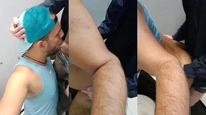 Um desses dias ao passar pelo banheiro que sempre rola uma pegacao, encontrei um cara nao muito bonito, mas que realmente me deixou impressionado.