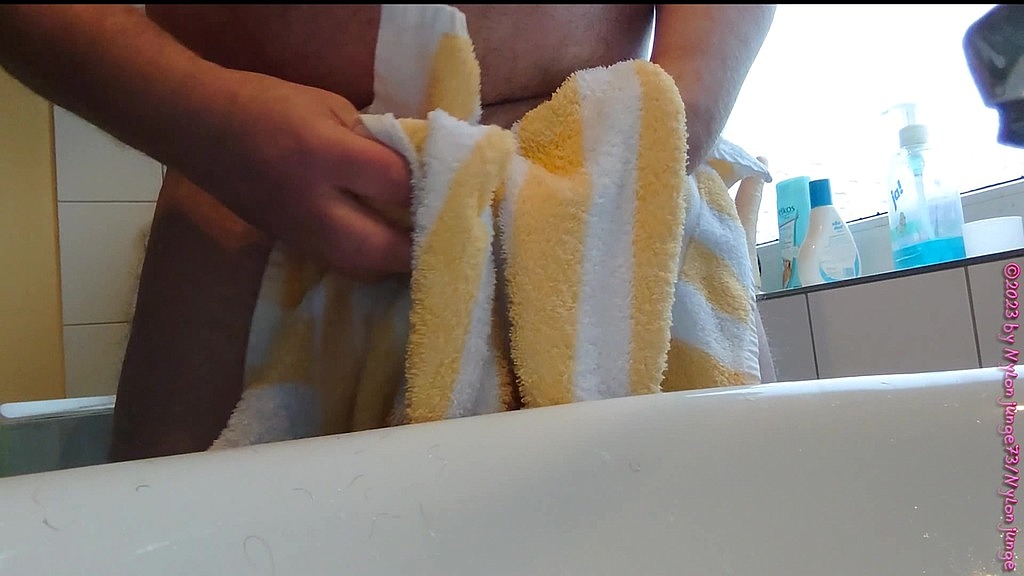 nylonjunge wascht seinen penis (Carmen Nylonjunge) nylonjunge wascht seinen penis (Carmen Nylonjunge)