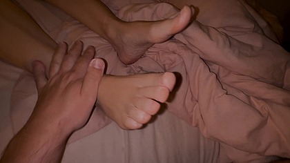 HOW TO MAKE FEET MASSAGE FOR TEENAGE GIRL?
